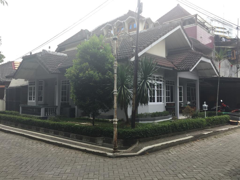 Pele Guesthouse Bandung Exterior foto