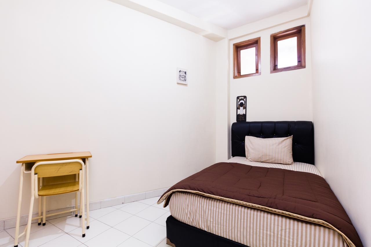 Pele Guesthouse Bandung Exterior foto